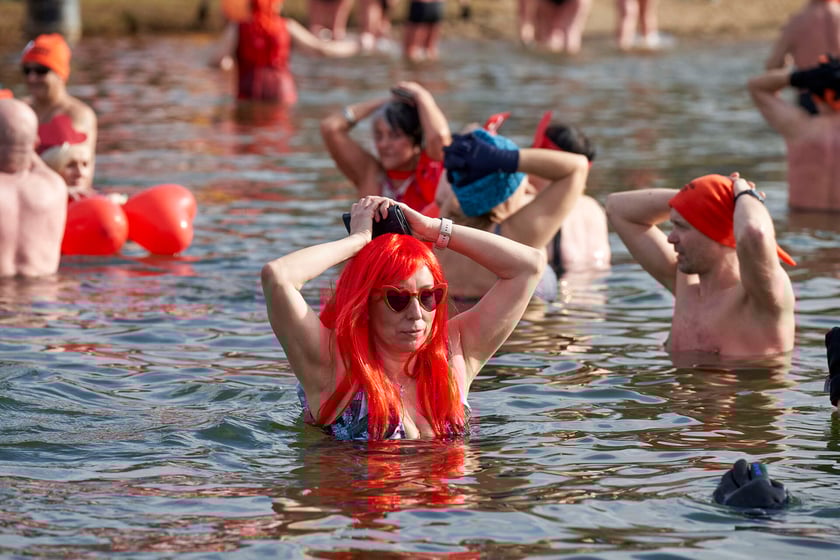 Walentynkowa kąpiel wrocławskich morsów