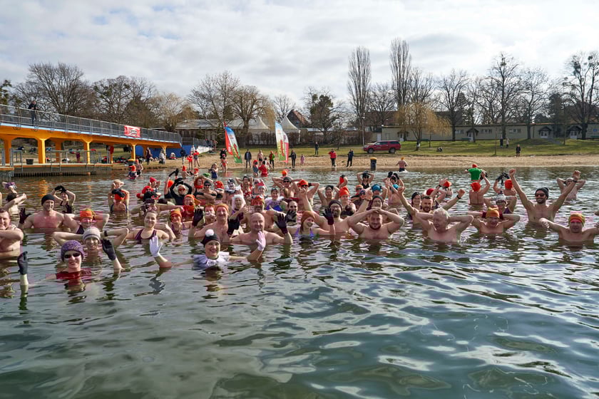 Walentynkowa kąpiel wrocławskich morsów