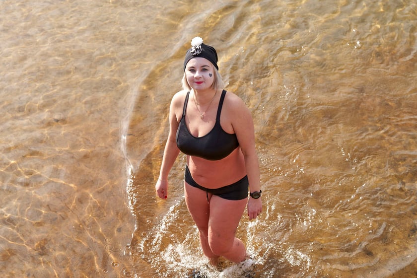 Walentynkowa kąpiel wrocławskich morsów