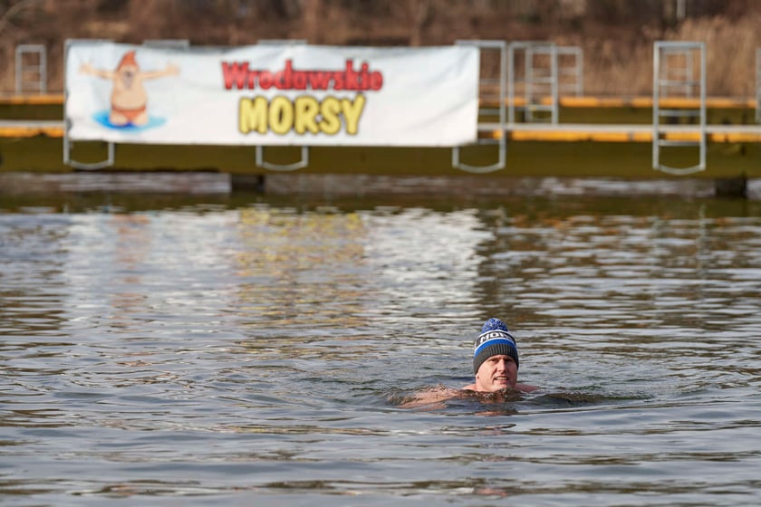 Walentynkowa kąpiel wrocławskich morsów