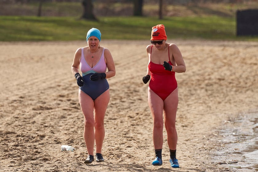 Walentynkowa kąpiel wrocławskich morsów