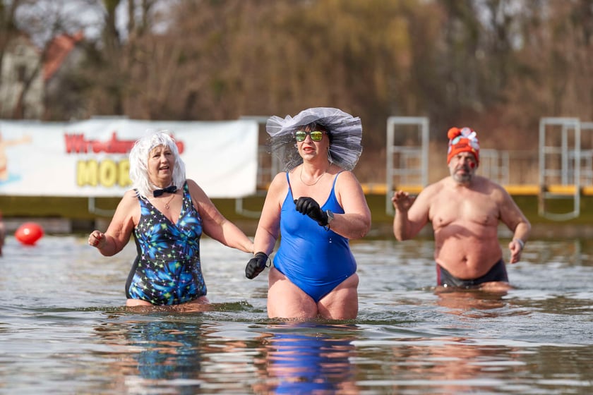 Walentynkowa kąpiel wrocławskich morsów