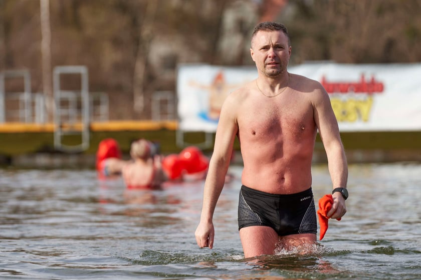 Walentynkowa kąpiel wrocławskich morsów