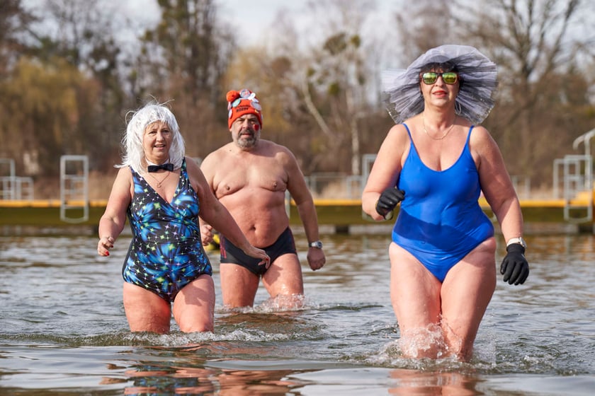 Walentynkowa kąpiel wrocławskich morsów