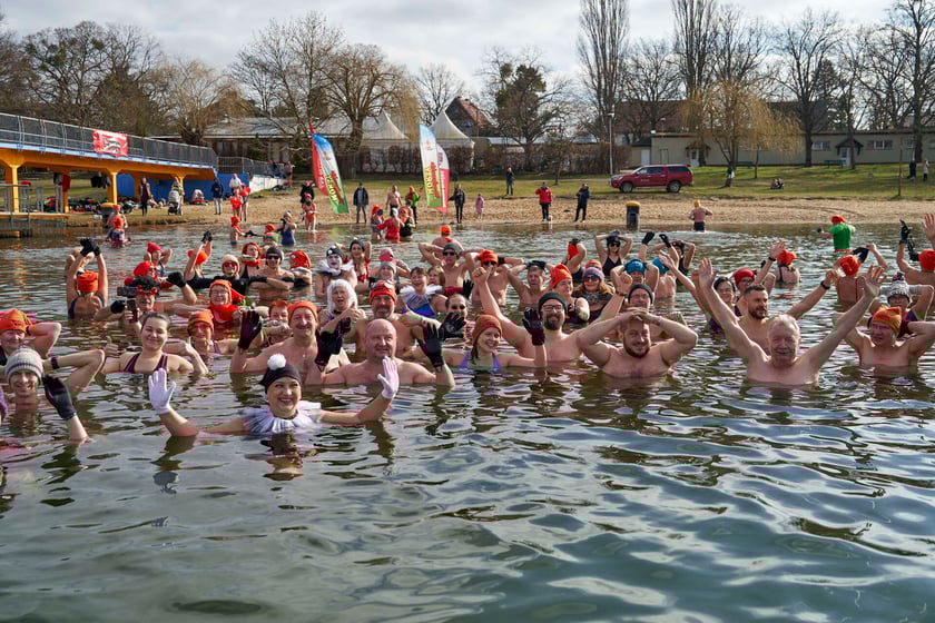 Walentynkowa kąpiel wrocławskich morsów