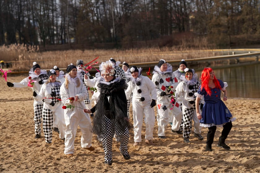 Walentynkowa kąpiel wrocławskich morsów