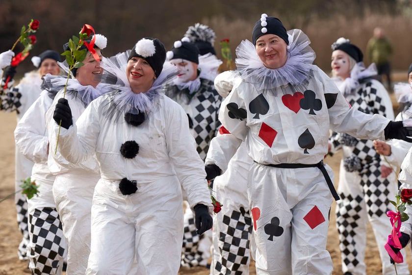 Walentynkowa kąpiel wrocławskich morsów