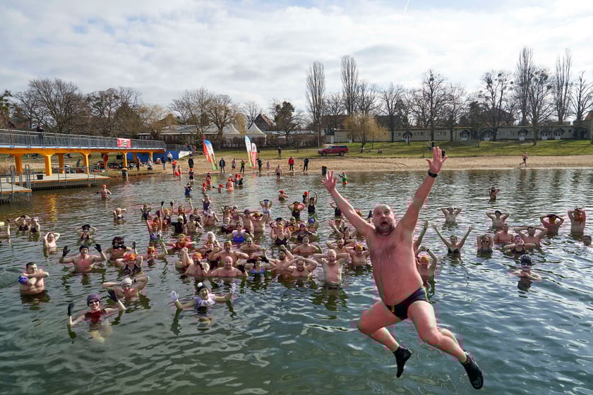 Walentynkowa kąpiel wrocławskich morsów
