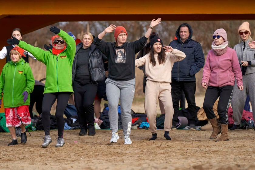 Walentynkowa kąpiel wrocławskich morsów