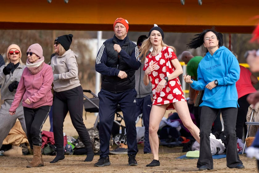 Walentynkowa kąpiel wrocławskich morsów