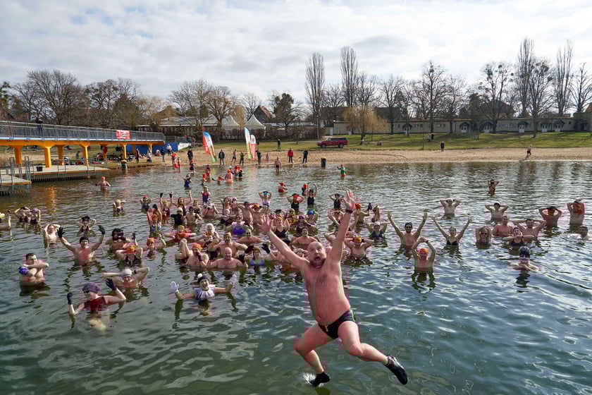 Walentynkowa kąpiel wrocławskich morsów