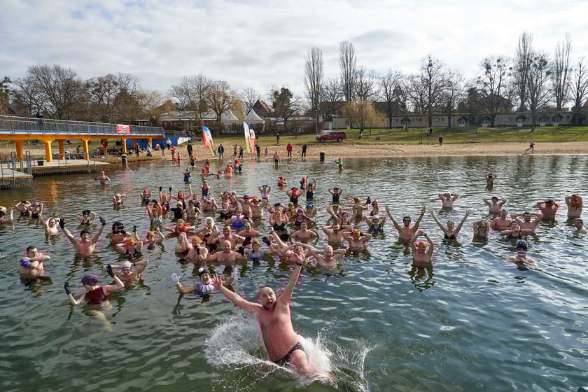 Walentynkowa kąpiel wrocławskich morsów