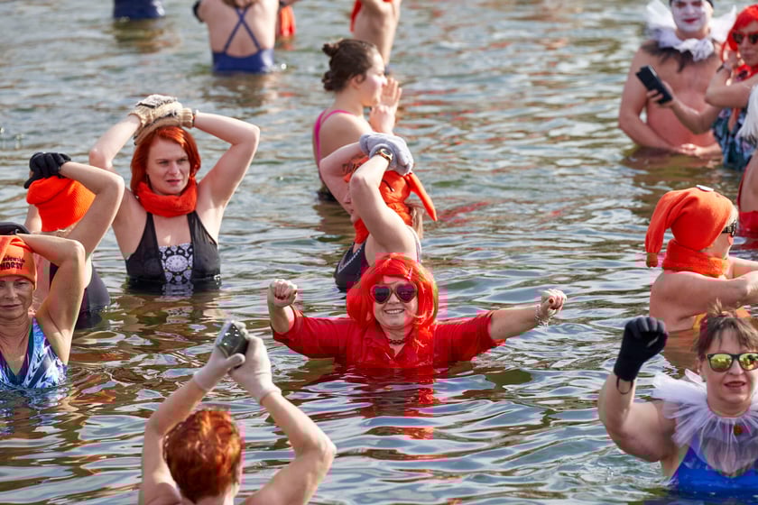 Walentynkowa kąpiel wrocławskich morsów