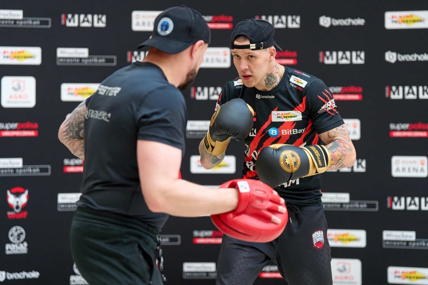 Trening pokazowy w Pasażu Grunwaldzkim przed galą Knockout Boxing Night 34 we Wrocławiu