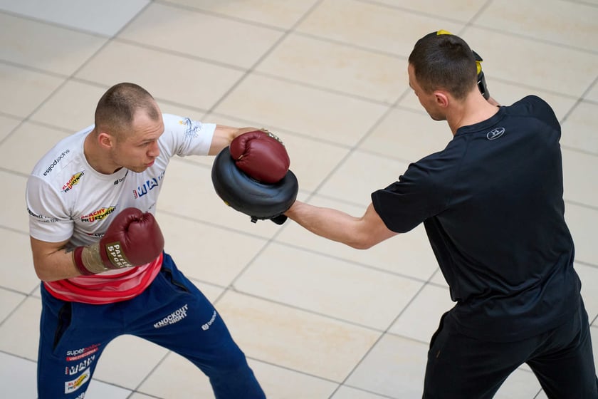 Trening pokazowy w Pasażu Grunwaldzkim przed galą Knockout Boxing Night 34 we Wrocławiu