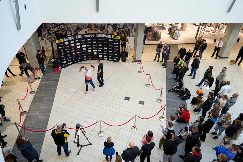 Trening pokazowy w Pasażu Grunwaldzkim przed galą Knockout Boxing Night 34 we Wrocławiu