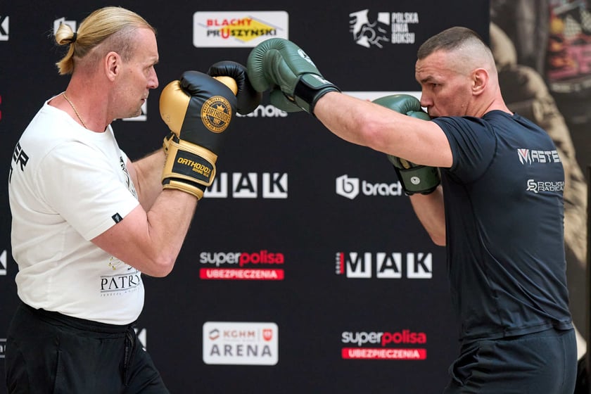 Trening pokazowy w Pasażu Grunwaldzkim przed galą Knockout Boxing Night 34 we Wrocławiu