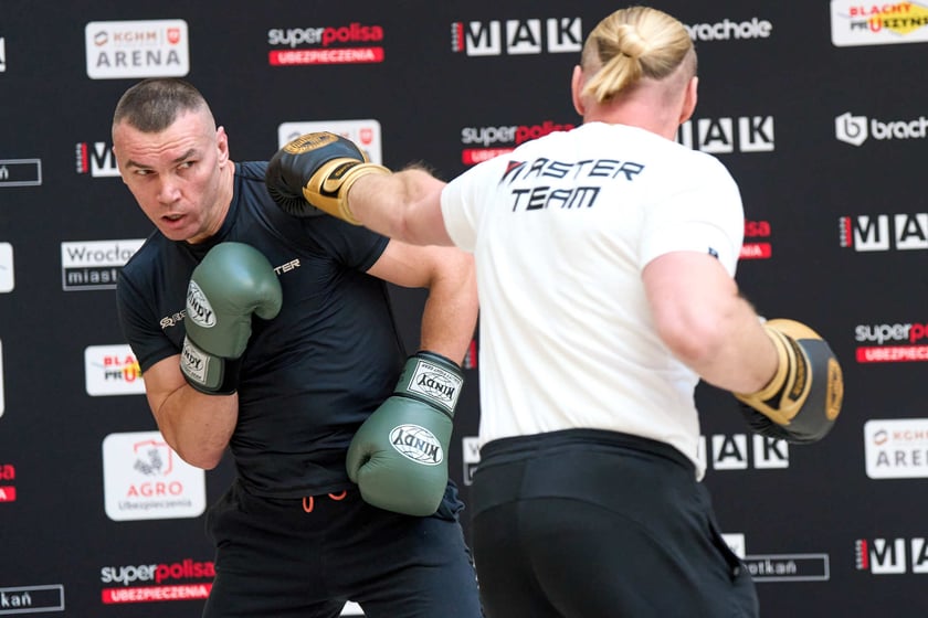 Trening pokazowy w Pasażu Grunwaldzkim przed galą Knockout Boxing Night 34 we Wrocławiu