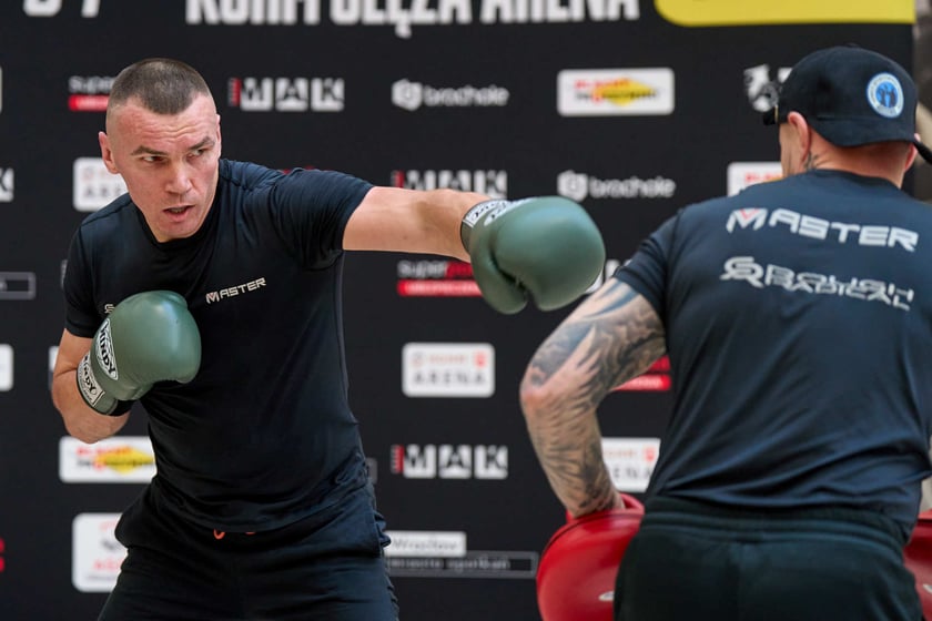 Trening pokazowy w Pasażu Grunwaldzkim przed galą Knockout Boxing Night 34 we Wrocławiu
