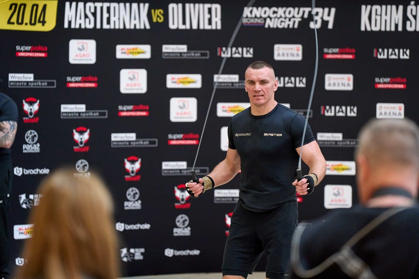 Trening pokazowy w Pasażu Grunwaldzkim przed galą Knockout Boxing Night 34 we Wrocławiu
