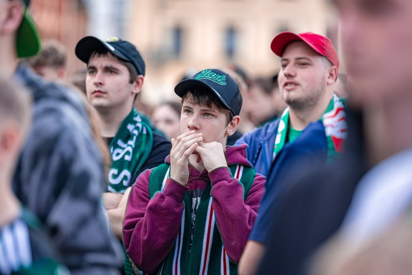 Kibice Śląska dopingują drużynę w Rynku we Wrocławiu