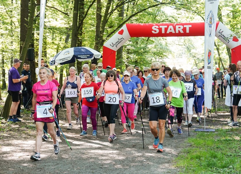 Uczestnicy mistrzostw w joggingu i nordic walking  w parku Zachodnim, 15 czerwca 2024 r.