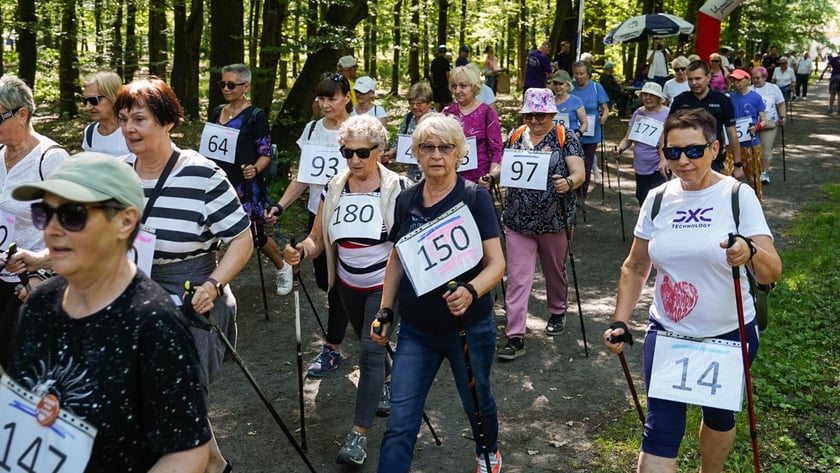 Uczestnicy mistrzostw w joggingu i nordic walking  w parku Zachodnim, 15 czerwca 2024 r.