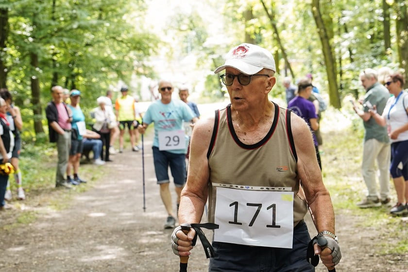 Uczestnicy mistrzostw w joggingu i nordic walking  w parku Zachodnim, 15 czerwca 2024 r.