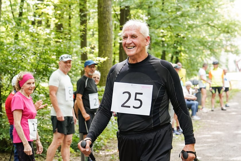 Uczestnicy mistrzostw w joggingu i nordic walking  w parku Zachodnim, 15 czerwca 2024 r.