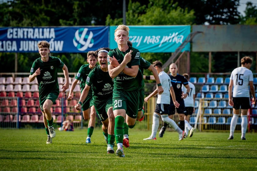 Młodzi piłkarze i trenerzy Śląska Wrocław U15 świętują po zdobyciu tytułu mistrzów Polski. W finale ograli Legię
