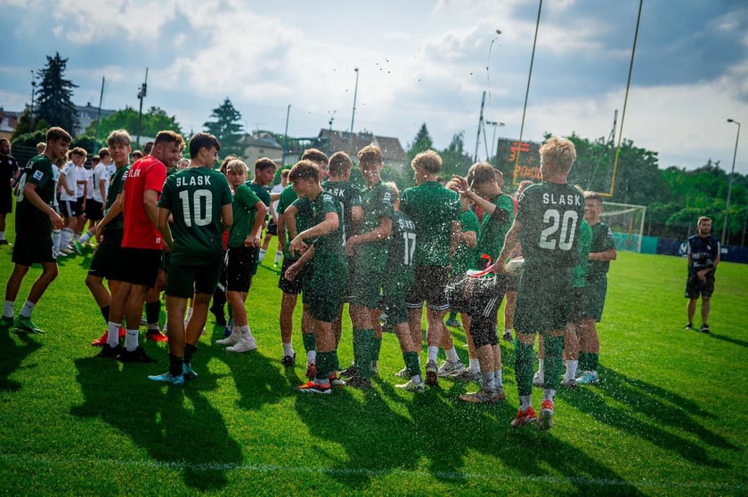 Młodzi piłkarze i trenerzy Śląska Wrocław U15 świętują po zdobyciu tytułu mistrzów Polski. W finale ograli Legię