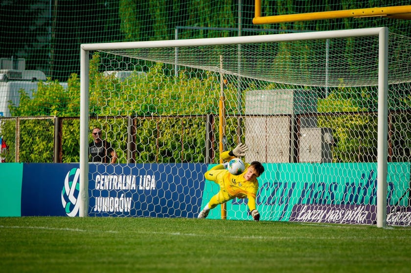 Młodzi piłkarze i trenerzy Śląska Wrocław U15 świętują po zdobyciu tytułu mistrzów Polski. W finale ograli Legię