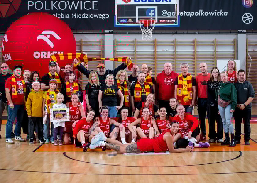 Koszykarki i klub kibica po meczu w Polkowicach