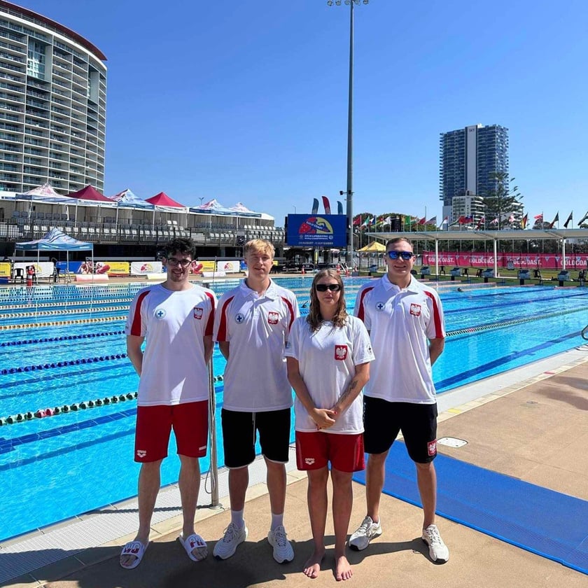 Stoją od lewej: Bartosz Makowski, Borys Kaszubowski, Apolonia Rąp i Tymoteusz Świecak, zdjęcie z MŚ w sportowym ratownictwie wodnym w Australii