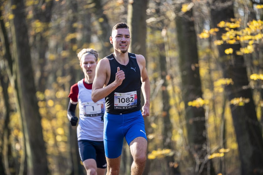 Bieg CITY TRAIL w Lesie Osobowickim we Wrocławiu. Zdjęcia biegaczy