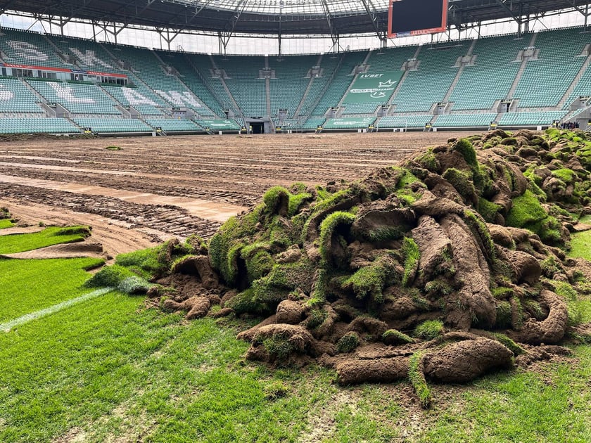 Wymiana murawy na stadionie Tarczyński Arena we Wrocławiu