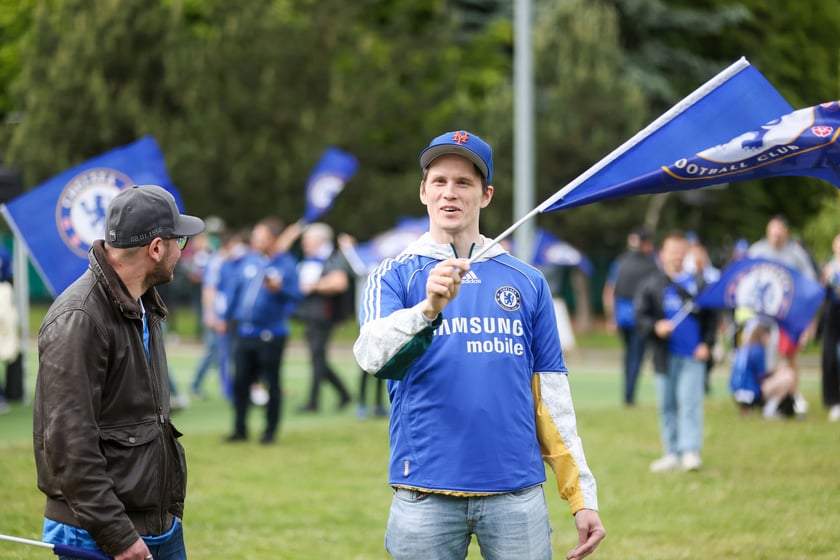 Kibice Chelsea Londyn w strefie kibica przy ul. Lotniczej przed finałem Ligi Konferencji