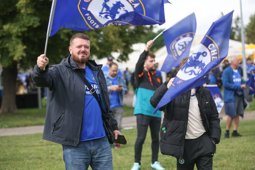 Kibice Chelsea Londyn w strefie kibica przy ul. Lotniczej przed finałem Ligi Konferencji