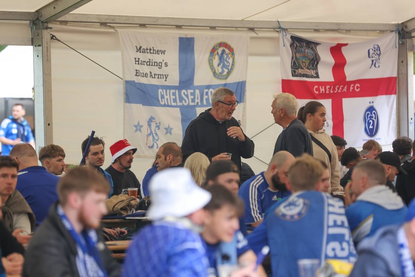 Kibice Chelsea Londyn w strefie kibica przy ul. Lotniczej przed finałem Ligi Konferencji