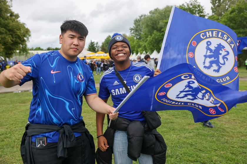 Kibice Chelsea Londyn w strefie kibica przy ul. Lotniczej przed finałem Ligi Konferencji