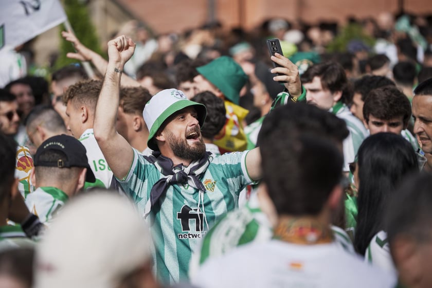 Kibice Realu Betis w strefie na Rynku kilka godzin przed finałem Ligi Konferencji