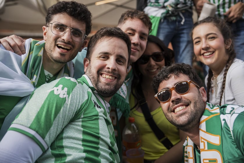 Kibice Realu Betis w strefie na Rynku kilka godzin przed finałem Ligi Konferencji