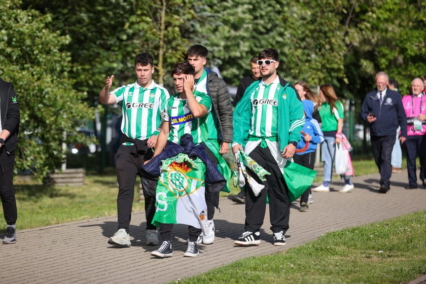 Finał Ligi Konferencji we Wrocławiu. Kibice Realu Betis i Chelsea pod stadionem