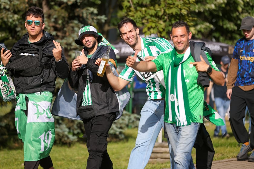 Finał Ligi Konferencji we Wrocławiu. Kibice Realu Betis i Chelsea pod stadionem