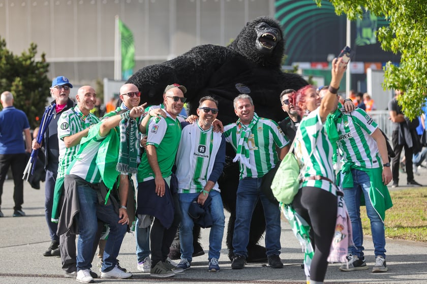 Finał Ligi Konferencji we Wrocławiu. Kibice Realu Betis i Chelsea pod stadionem