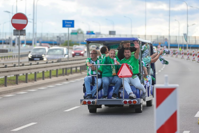Finał Ligi Konferencji we Wrocławiu. Kibice Realu Betis i Chelsea pod stadionem