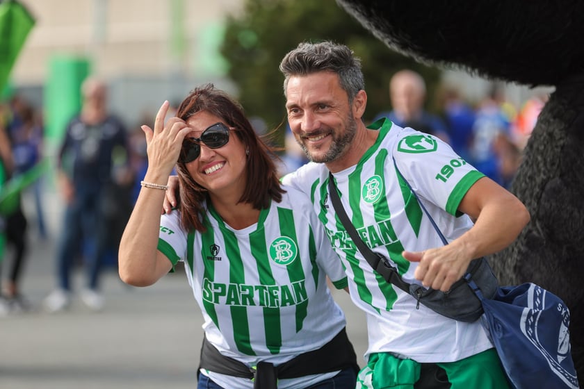 Finał Ligi Konferencji we Wrocławiu. Kibice Realu Betis i Chelsea pod stadionem