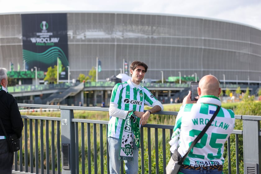 Finał Ligi Konferencji we Wrocławiu. Kibice Realu Betis i Chelsea pod stadionem