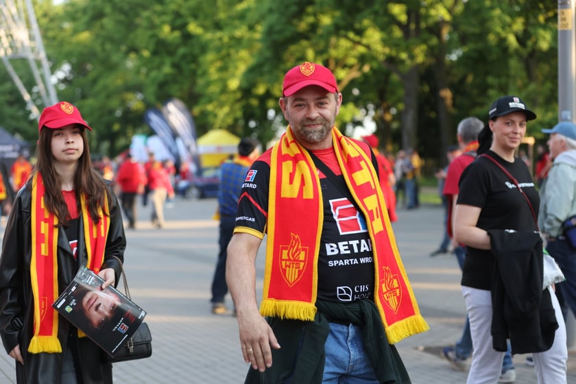 Kibice przed Stadionem Olimpijskim przed meczem Betard Sparta Wrocław - Włókniarz Częstochowa - 30 maja 2025 r.