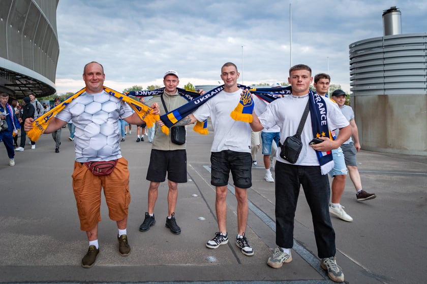 Kibice w drodze na mecz Ukraina - Francja we Wrocławiu